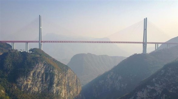 الصين تفتتح أعلى جسر في العالم