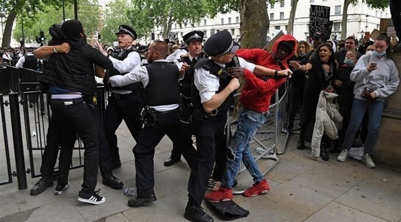 اشتباكات بين الشرطة ومحتجين على العنصرية قرب مكتب جونسون في لندن