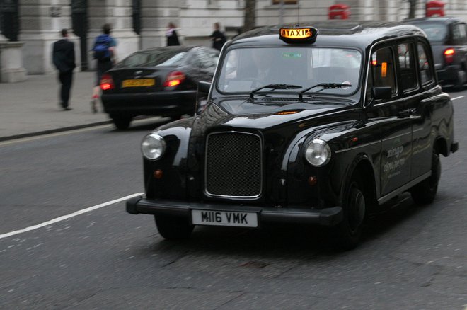 نسخة كهربائية من تاكسي لندن الشهير تدخل الخدمة