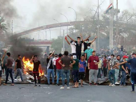 متظاهرون غاضبون يقتحمون القنصلية الإيرانية في البصرة