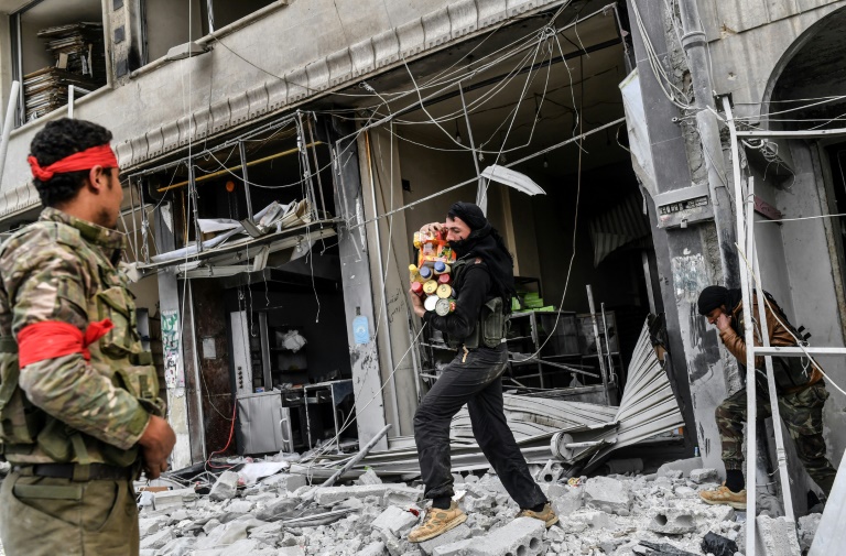 معارضون سوريون وأكراد ينددون بأعمال النهب "المسيئة" في مدينة عفرين