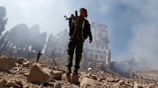 الحوثيون يهاجمون عرضا عسكريا للجيش اليمني.. وسقوط قتلى