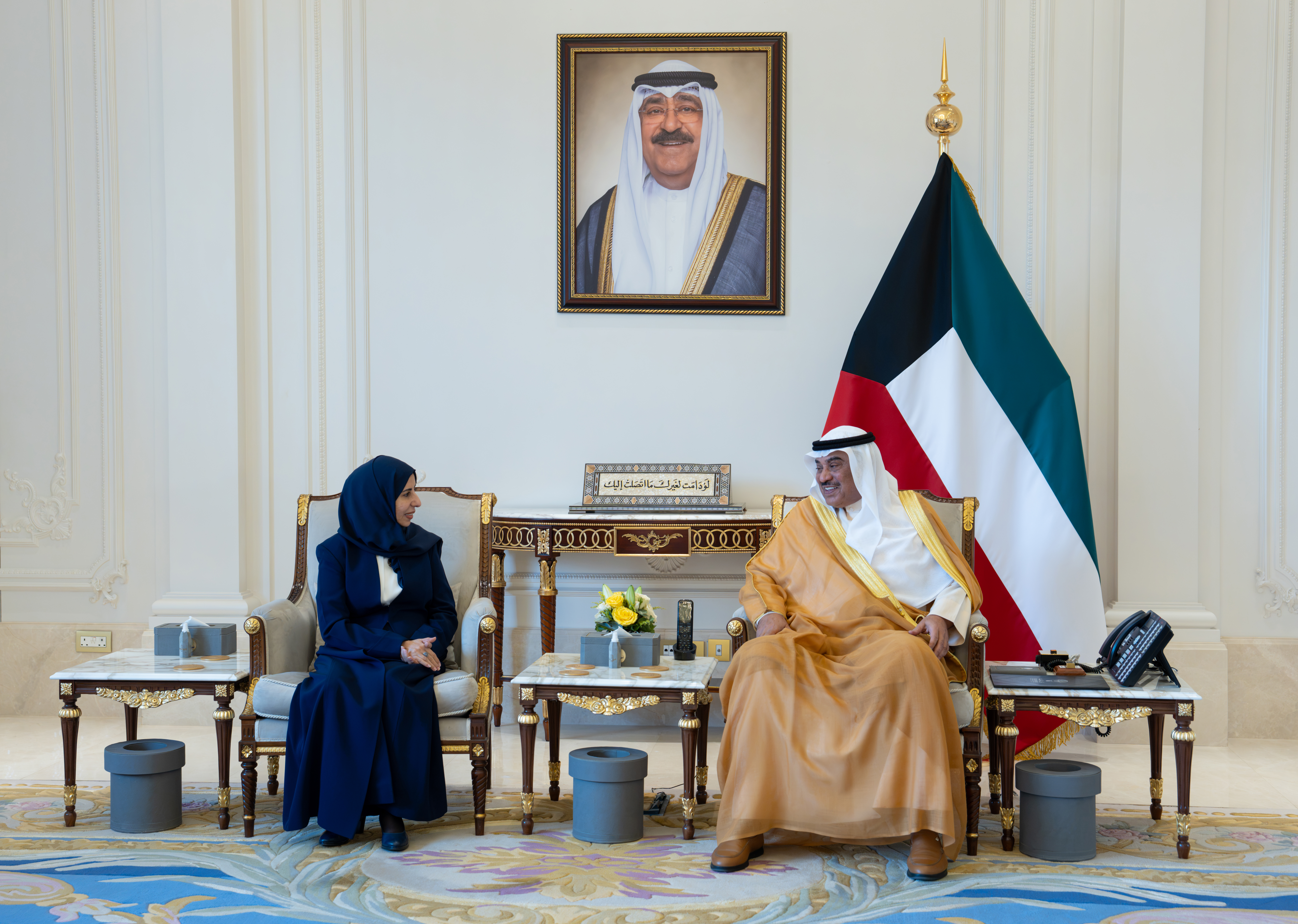 سمو أمير البلاد يتسلم رسالة خطية من رئيس مجلس القيادة اليمني تسلمها سمو ولي العهد