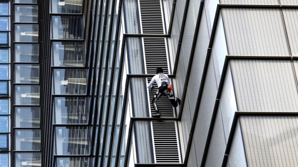 رجل يتسلق واجهة ناطحة سحاب بارتفاع 310 أمتار في لندن