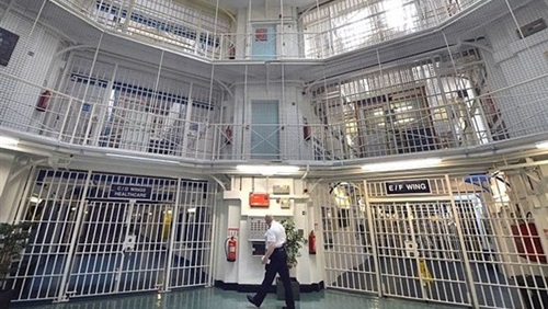 بريطانيا تزود السجون بالهواتف والحواسيب