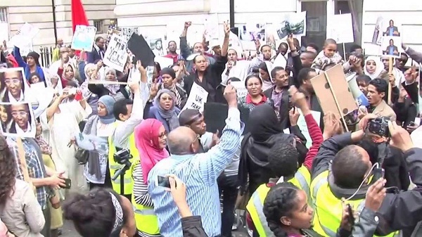 احتجاجات السودانيين في لندن وطوكيو