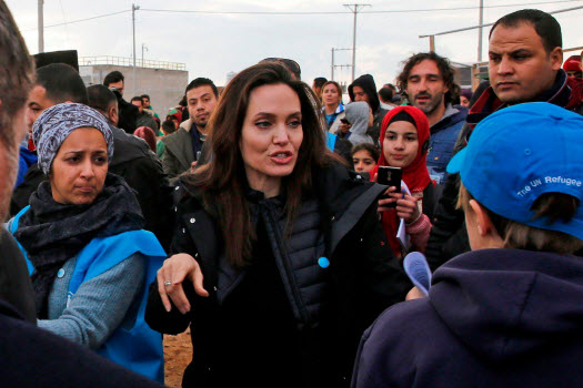 انجلينا جولي تتفقد مخيم الزعتري في الاردن