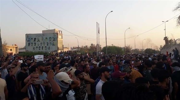 محتجون يحاولون اقتحام مبنى محافظة البصرة