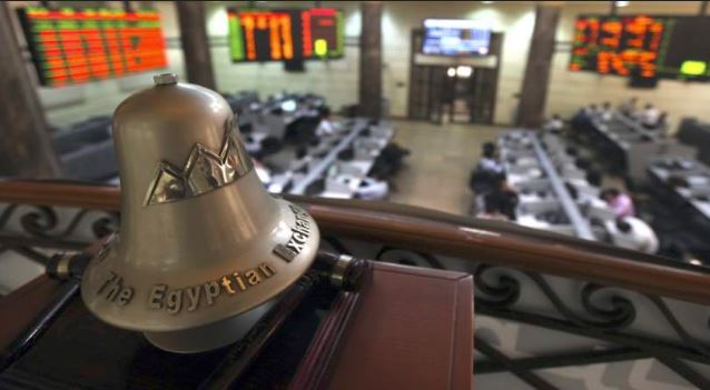 البورصة المصرية تتراجع بفعل موجة بيع في أسهم قيادية وأسواق الخليج ترتفع