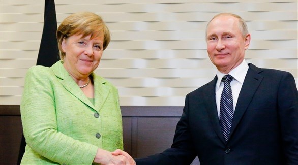 بوتين وميركل يتفقان على إجراء محادثات رباعية لحل أزمة السفن الأوكرانية