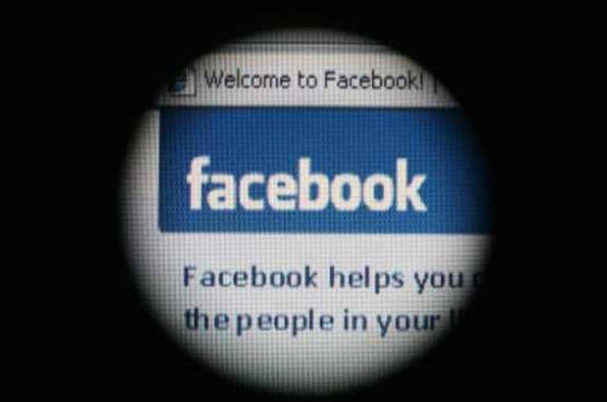 فيسبوك "يجمع بيانات لا محدودة" عن مستخدميه