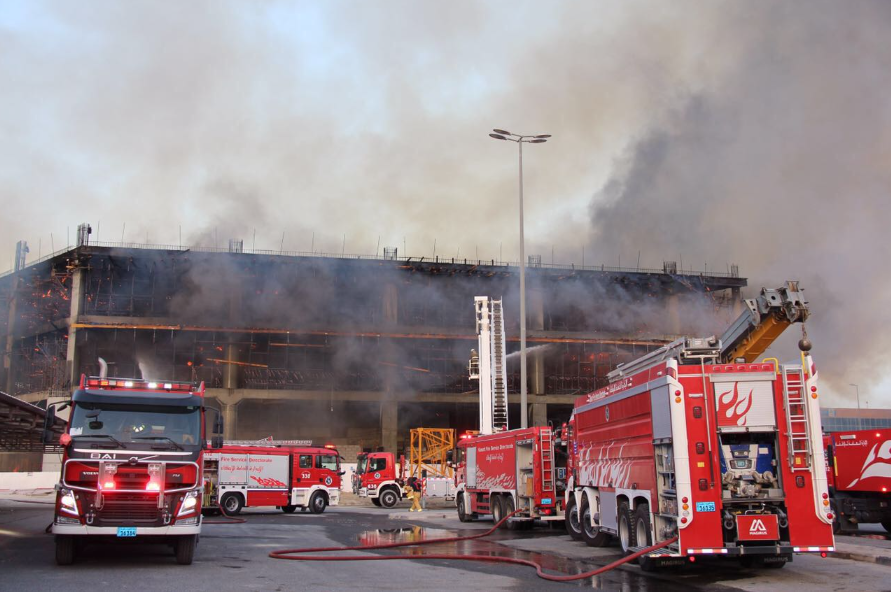 "الاطفاء": حاصرنا الحريق الذي شب بمبنى قيد الانشاء في جنوب السرة  