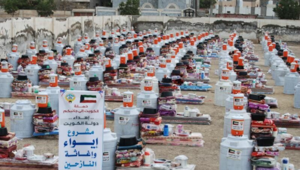 "حملة الكويت إلى جانبكم" تقدم المساعدات الغذائية لنازحي تعز بمحافظة عدن  