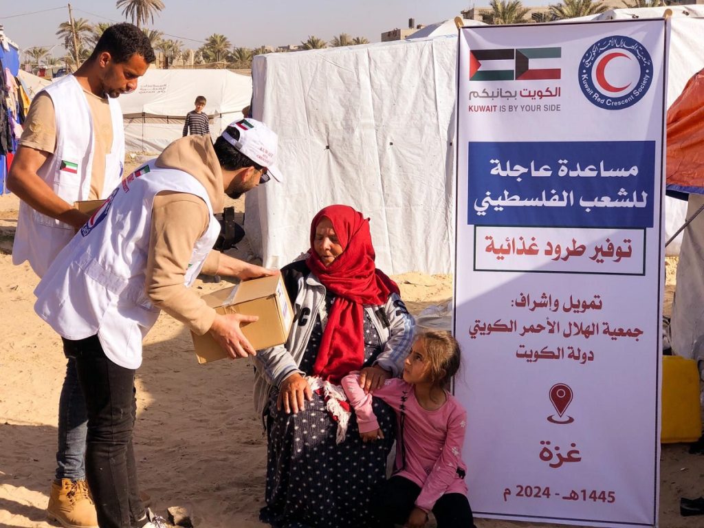الهلال الأحمر الكويتي يبدأ المرحلة الثانية من توزيع آلاف الطرود الغذائية على النازحين الفلسطينيين