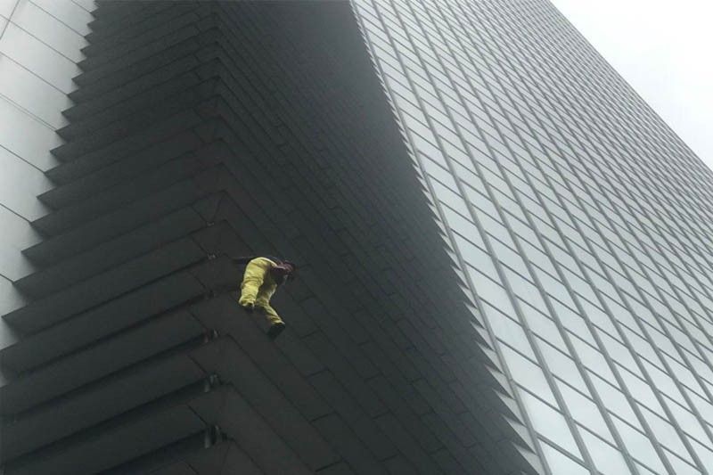 "الرجل العنكبوت" يتسلق ناطحة سحاب بدون معدات