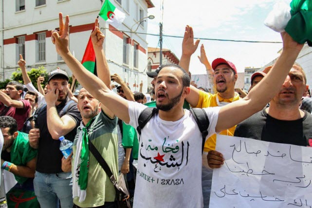 الجزائر.. نواب يقتحمون مكتب رئيس البرلمان ويطالبونه بالاستقالة 