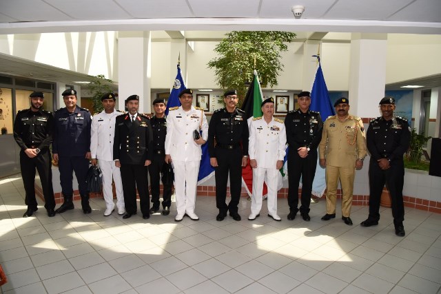 رئيس أركان البحرية الباكستانية يزور قاعدة "صباح الأحمد" البحرية 