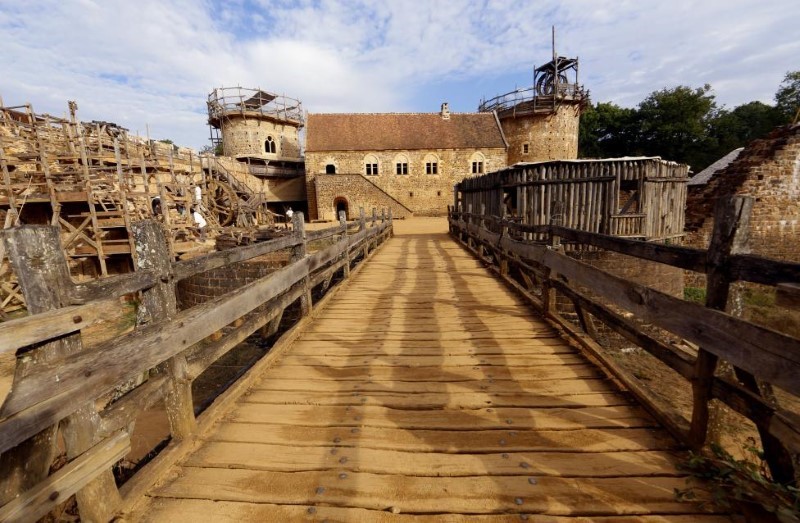  قلعة غويديلون في فرنسا مشروع بناء بتقنية القرون الوسطى 