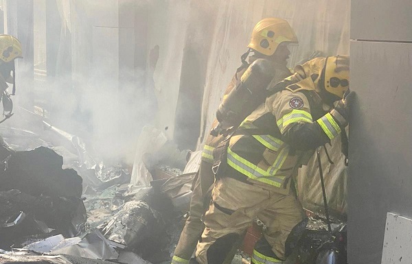 فرق الإطفاء تسيطر على حريق في معارض للأدوات الصحية بالشويخ الصناعية