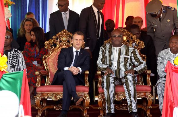 ماكرون يدافع عن مزحة "تكييف الهواء" مع رئيس بوركينا فاسو