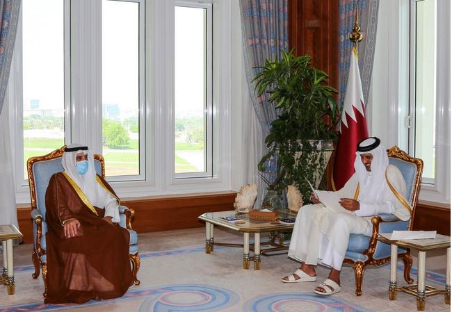 مبعوث سمو نائب الأمير وولي العهد يسلم رسالة خطية من سموه إلى أمير قطر