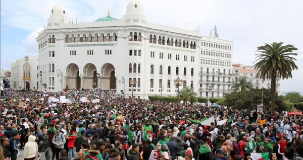 الجيش الحزب والحاكم في الجزائر يدعمان المحتجين 