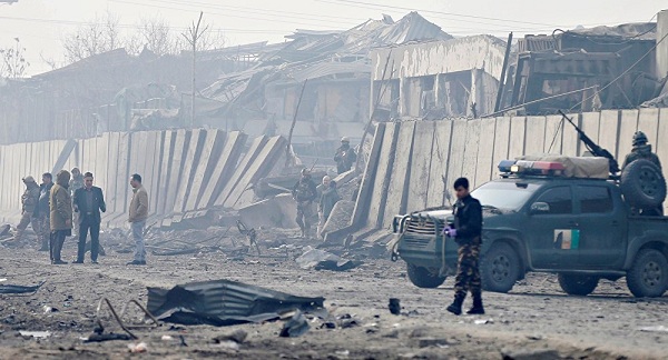 مقتل 4 وإصابة 11 بانفجار مزدوج وسط تجمع شعبي جنوب أفغانستان