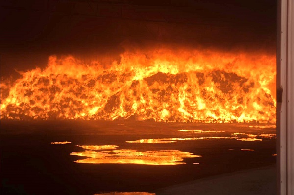 "الإطفاء" تسيطر على حريق هائل في منطقة الصليبية الزراعية 