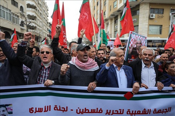 مسيرة في غزة دعما لمعتقلين مضربين عن الطعام بالسجون الإسرائيلية