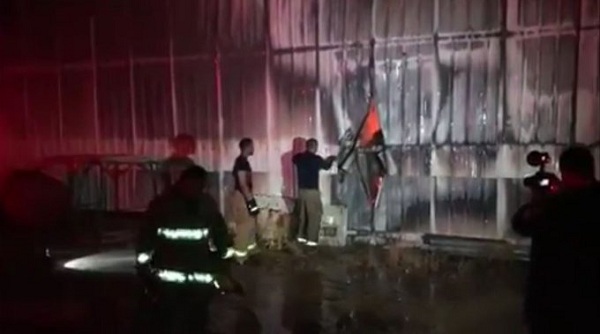 4 فرق إطفاء تسيطر على حريق مخزن أعلاف في الصليبية الزراعية