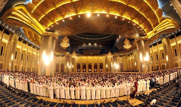 جموع غفيرة من المصلين تؤدي صلاة القيام لليلة الـ27 في المسجد الكبير