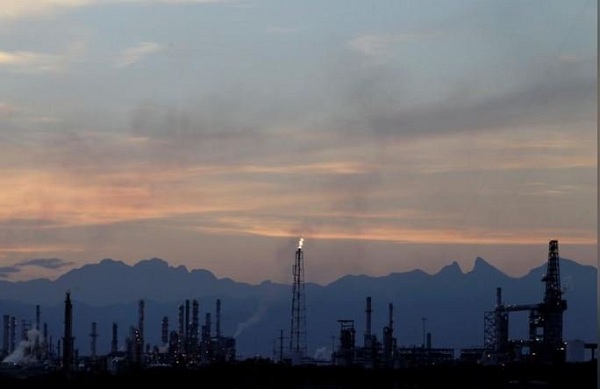 تصاعد التوترات بين أمريكا وإيران يرفع أسعار النفط 