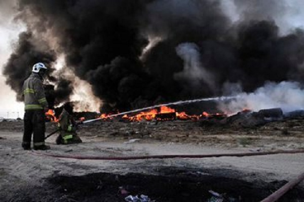 4 فرق إطفاء تخمد حريق إطارات اندلع في منطقة سكراب ميناء عبدالله