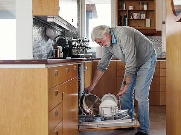 الأعمال المنزلية مفتاح البقاء بصحة جيدة في سن الشيخوخة! 