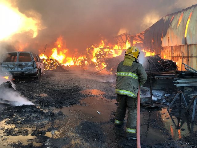 "الاطفاء": السيطرة على حريق هائل اندلع في سوق الخيام