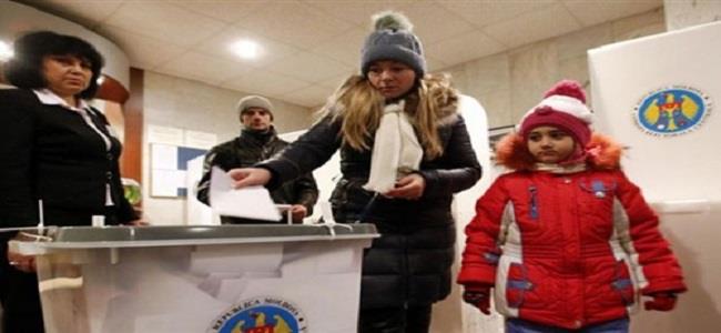 الروس يقترعون في انتخابات محلية والمعارضة تتظاهر ضد تعديل نظام التقاعد  