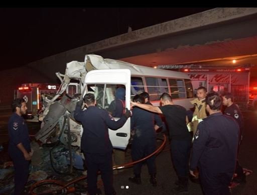 وفاة شخصين وإصابة 7 آخرين في تصادم حافلة وخلاطة أسمنت على طريق المطلاع  