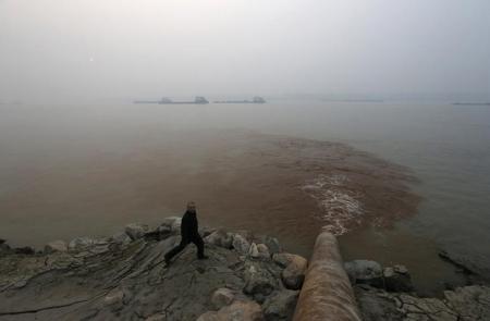 الصين تحتجز ثلاثة أشخاص ألقوا مخلفات في أحد الأنهار