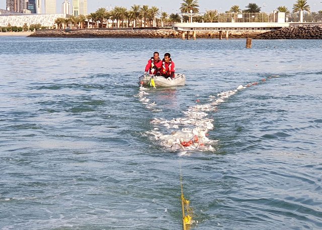 فريق الغوص الكويتي يرفع شباك صيد مهملة عند مدخل ميناء الشويخ