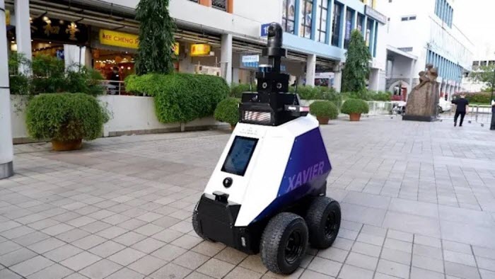 سنغافورة.. روبوتات ترصد السلوكيات السلبية في الشوارع 