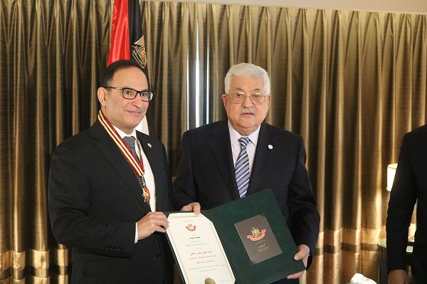 الرئيس الفلسطيني يمنح السفير منصور العتيبي "نجمة القدس" تقديرا لجهوده المميزة 