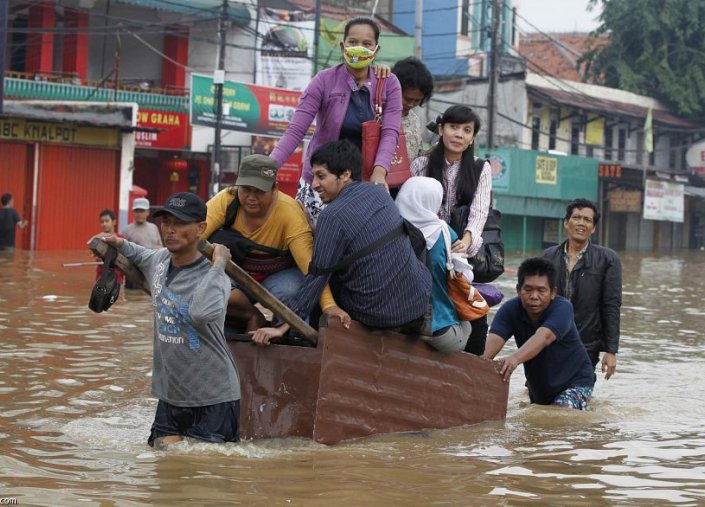 فيضانات إندونيسيا تقتل 26 شخصاً