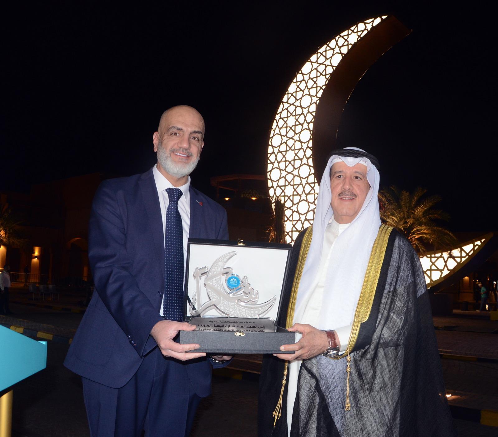  "الشركة العربية  للكهرباء" تطلق  أكبر مجسم هلال مضئ في العالم وتهديه لدولة الكويت  