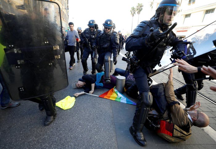 فرنسا.. الجيش والشرطة يواجهان السترات الصفراء