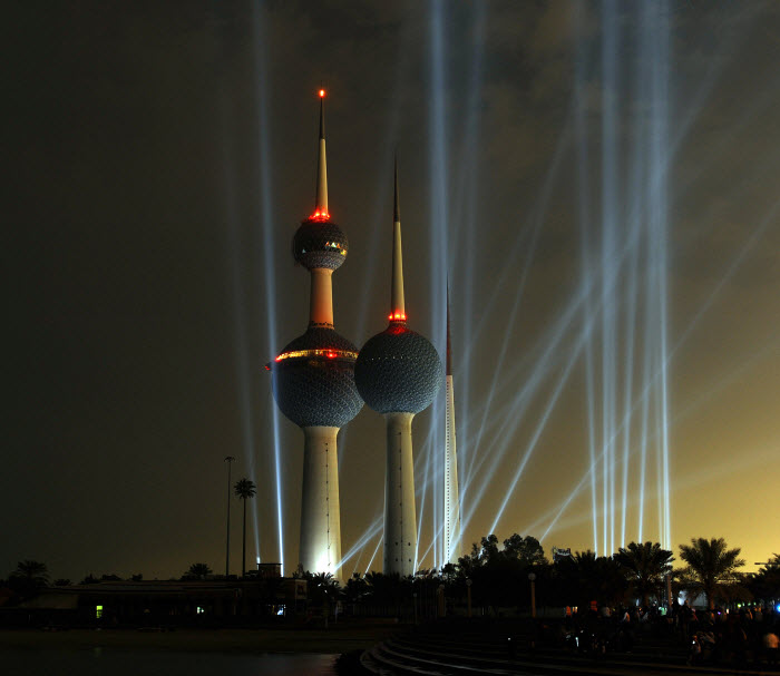 «أبراج الكويت».. تحفة معمارية تتلألأ على شارع الخليج