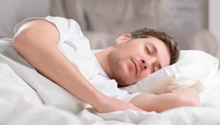 النوم كثيراً أو قليلاً يزيد  من خطر الإصابة بمرض قاتل