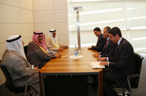 ممثل سمو الأمير يبحث مع وزير خارجية اليمن في باكو آخر المستجدات على الساحتين الإقليمية والدولية