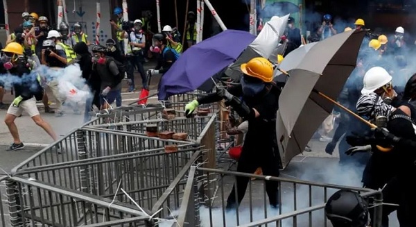عشرات الآلاف يتظاهرون في تحد لحظر الأقنعة في هونج كونج