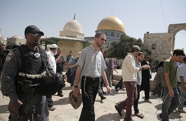 مئات المستوطنين يقتحمون المسجد الأقصى بحماية قوات الاحتلال
