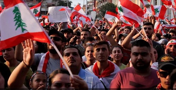 متظاهرون لبنانيون يقطعون سلسلة من الطرق الرئيسية